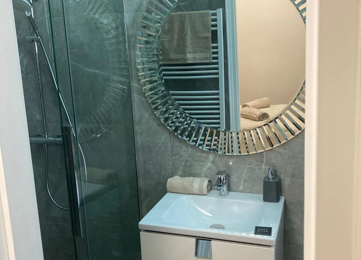 Koedvirag Apartman سيغيد شقة